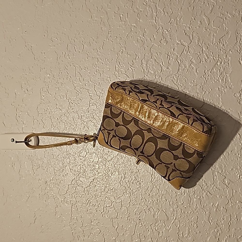 G.U. MULTI COLORED COACH WRISTET/CLUTCH WITH TWISTLOCK & STRAP